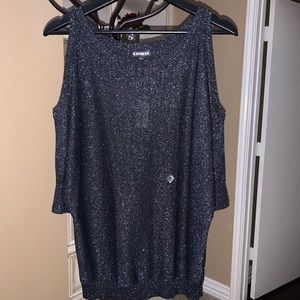 Blouse with opening in the shoulders.